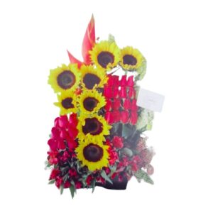 Arreglo floral, rosas rojas y girasoles