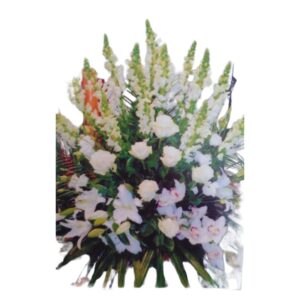 Arreglo floral de rosas blancas y boca de dragón