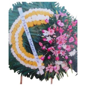Corona fúnebre, rosas, lilis y crisantemo
