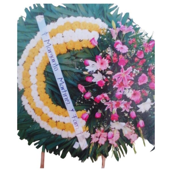 Corona fúnebre, rosas, lilis y crisantemo