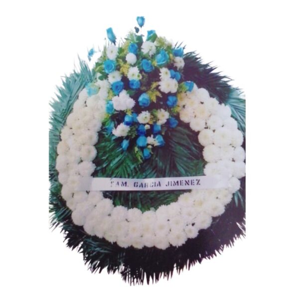 Corona floral de rosas azul y crisantemo
