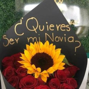 Ramo de rosas y girasol
